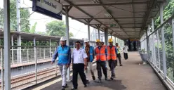 Manager PLN UP3 Bintaro, Hendar Prisnadianta Y. (kiri) meninjau keandalan dan keamanan jaringan listrik di Stasiun Pondok Ranji untuk memastikan fasilitas transportasi publik aman bagi pengguna KRL. (Sumber: Dok. PLN UID Jakarta Raya)