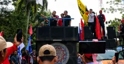 Plt Bupati Bekasi, Asep Surya Atmaja menerima massa aksi buruh di Ruang Rapat KH. Nawawi Gedung Bupati, Komplek Pemda Bekasi, Cikarang Pusat, Rabu, 13 Mei 2026. (Sumber: Dok. Diskominfosantik Kabupaten Bekasi)
