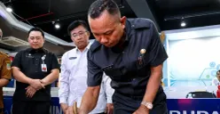 Sekda Kabupaten Bekasi, Endin Samsudin menandatangani Piagam Pencanangan Program Desa Cantik di Ruang Command Center Diskominfosantik Kabupaten Bekasi, Selasa, 12 Mei 2026. (Sumber: Dok. Diskominfosantik Kabupaten Bekasi)