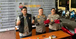 Konferensi pers penangkapan pelaku penjambretan kalung emas oleh Polsek Metro Tamansari, Jakarta Barat, Jumat, 15 Mei 2026. (Sumber: Poskota/Pandi Ramedhan)