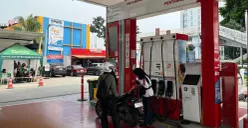 Konsumen sedang mengisi BBM di SPBU Signature di SPBU COCO S Parman Kota Jakarta Barat, Jumat, 15 Mei 2026. (Sumber: Poskota/Pandi Ramedhan)