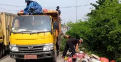 Petugas mengangkut sampah liar di kawasan Exit Tol Gabus, Kecamatan Tambun Utara, Kabupaten Bekasi. (Sumber: Dok. Diskominfosantik Kabupaten Bekasi)