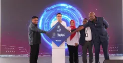 Gubernur Kepala Daerah Papua, L. Christian Sohilait, Wakil Menteri Komdigi Angga Raka Prabowo, Direktur Utama Telkom Dian Siswarini, Wakil Konsulat Papua Nugin, Leon Galemo, dan CEO PNG DataCo, Paul Komboi. (Sumber: Telkom)