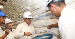 Potret Wakil Menteri Dalam Negeri, Bima Arya Sugiarto saat menghadiri peluncuran Gerakan Pengendalian Inflasi Pangan (GPIP) Wilayah Jawa 2026 di Gudang Perum Bulog, Sidoarjo, Jawa Timur. (Sumber: Puspen Kemendagri)