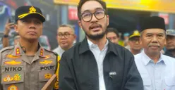 Bupati Bandung Barat, Jeje Ritchie Ismail, berikan pernyataan kepada sejumlah wartawan. (Sumber: Poskota/Gatot Poedji Utomo)