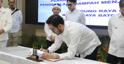 Bupati Bandung Barat, Jeje Ritchie Ismail menandatangani kesepakatan bersama pengolahan sampah perkotaan menjadi energi listrik di Jakarta. (Sumber: Poskota/ Gatot Poedji Utomo)