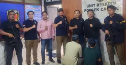 Tim Resmob Bareskrim Polri menyelamatkan seorang pria yang disekap di sebuah showroom sepeda motor di kawasan Cakung, Jakarta Timur, Kamis, 14 Mei 2026. (Sumber: Dok. Bareskrim Polri)