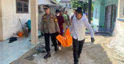 Petugas Pamapta dan Inafis Satreskrim Polres Serang mengevakuasi jasad korban untuk dibawa ke RS Bhayangkara Polda Banten. (Sumber: Dok. Polsek Cikande)
