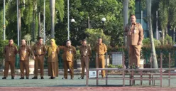 Plt Kepala Badan Kepegawaian dan Pengembangan Sumber Daya Manusia (BKPSDM) Kabupaten Bekasi, Iwan Ridwan, menyampaikan tiga arahan penting kepada seluruh perangkat daerah saat Apel Pagi di Plaza Pemkab Bekasi, Cikarang Pusat. (Sumber: Pemkab Bekasi)