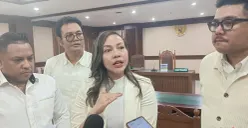Komisaris PT Sinergi Karya Sejahtera (SKS) Stefani Novelia (tengah) saat memberikan keterangan pers di PN Jakarta Pusat, Senin, 18 Mei 2026. (Sumber: Poskota/Ali Mansur)