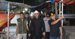 Plt Bupati Bekasi Asep Surya Atmaja bersama Sekretaris Daerah Endin Samsudin meninjau lokasi kebakaran Pasar Ramayana Cikarang. (Sumber: Pemkab Bekasi)