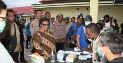 Wamendagri Ribka Haluk saat mengunjungi  pengungsi di Polres Jayawijaya, Papua Pegunungan. (Sumber: Puspen Kemendagri)