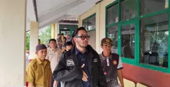 Bupati Bandung Barat, Jeje Ritchie Ismail kunjungi sekolah terpencil di Cililin Kabupaten Bandung Barat. (Sumber: Poskota/Gatot Poedji Utomo)