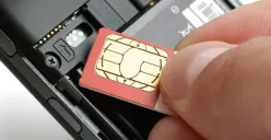 Ilustrasi pengguna melakukan registrasi kartu SIM menggunakan teknologi verifikasi wajah berbasis biometrik melalui kamera ponsel. (Sumber: Pinterest)