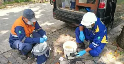 DLH Kota Bekasi merespons laporan masyarakat mengenai perubahan warna air kali, diduga berasal dari aktivitas gudang sekaligus toko cat. (Sumber: Pemkab Bekasi)