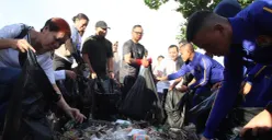 Wamendagri Bima Arya Sugiarto melaksanakan Gerakan Bersih Pantai di Pantai Senggigi, Lombok Barat, NTB. (Sumber: Puspen Kemendagri)