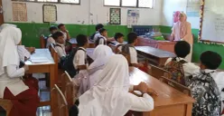 Ahli gizi dari SPPG Sindanglaya 2 di Kecamatan Pagelaran, Kabupaten Pandeglang, saat memberikan pemahaman tentang gizi pada anak-anak SD. (Sumber: SPPG Sindanglaya 2)