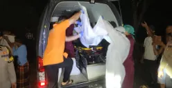 Petugas forensik dan Pamapta Polresta Serang Kota mengevakuasi jasad korban ke RS Bhayangkara Polda Banten untuk proses identifikasi. (Sumber: Polresta Serang Kota)