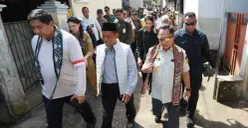 Mendagri Tito Karnavian meninjau salah sebuah rumah warga penerima program Bedah Rumah BSPS di Desa Dasan Geria, Kecamatan Lingsar, Kabupaten Lombok Barat, NTB, Selasa, 19 Mei 2026. (Sumber: Dok. Kemendagri)