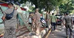 Petugas membongkar bangunan liar semi permanen di Jalan Raya Bouelevard GDC Sukmajaya Kota Depok, Rabu, 20 Mei 2026. (Sumber: Dok. Istimewa)