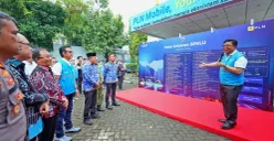 Manager PLN UP3 Tanjung Priok, Hanfi Adrhean Abidin menjelaskan peta sebaran SPKLU di wilayah Jakarta Utara kepada para tamu undangan dalam rangkaian kegiatan peresmian SPKLU di Tanjung Priok. (Sumber: Dok. PLN UID Jakarta Raya)