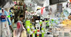Salah satu karyawan perabotan Toko Sendi Makmur saat melayani pelanggan yang akan membeli barang dagangannya, Pasar Jatinegara, Jakarta Timur, Jumat, 22 Mei 2026. (Sumber: Poskota/M. Tegar Jihad)
