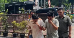 Pelaku jambret yang ditangkap unit Reskrim Polsek Kebon Jeruk, saat ditampilkan dalam konpers, Jumat, 22 Mei 2026. (Sumber: Poskota/ Pandi Ramedhan)