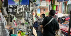 Ari pemilik toko perabotan Sendi Makmur saat melayani pelanggan yang akan membeli barang dagangannya, Pasar Jatinegara, Jakarta Timur, Jumat, 22 Mei 2026. (Sumber: Poskota/M. Tegar Jihad)