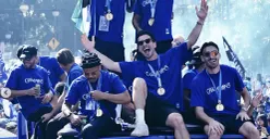 Pemain Persib Bandung menyapa Bobotoh saat konvoi juara Super League 2025/2026 di pusat Kota Bandung yang dipadati ribuan suporter. (Sumber: Dok/Persib)