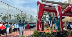 Plt Bupati Bekasi, Asep Surya Atmaja saat membuka secara resmi ajang POPDA XIII Tingkat Kabupaten Tahun 2026 di Lapangan Sport Plus Sukatani, Senin, 25 Mei 2026. (Sumber: Pemkab Bekasi)