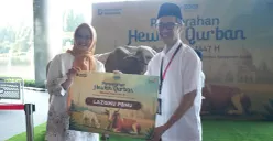 Direktur Utama Telkom Dian Siswarini didampingi Direktur Human Capital Management Telkom Willy Saelan pada kegiatan seremonial penyerahan hewan kurban di Vertical Garden Telkom Hub, Jumat, 22 Mei 2026. (Sumber: Istimewa)
