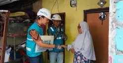 Manager PLN UP2D Jakarta, Dwi Arya Yudha (tengah) melakukan penyalaan listrik di rumah Upik dalam suasana penuh haru dan sukacita. (Sumber: Dok. PLN UID Jakarta Raya)