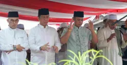 Plt. Bupati Bekasi, Asep Surya Atmaja menunaikan Sholat Idul Adha 1447 Hijriah di Mushola Manhajul Istiqomah, Kampung Serang, RT 02/RW 06, Desa Taman Rahayu, Kecamatan Setu, Rabu, 27 Mei 2026. (Sumber: Dok. Pemkab Bekasi)