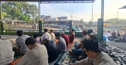 Antusias para jemaah dalam pelaksanaan sholat Iduladha 1447 Hijriah di Musalah Al-A'raaf Pamulang, Tangsel, sampai menutup sementara jalan flyover. (Sumber: Poskota/ Angga)