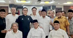 Tokoh senior Partai Golkar sekaligus Ketua Majelis Pertimbangan PPK Kosgoro 1957, Agung Laksono (tengah) bersama beberapa tokoh saat menggelar silaturahmi Iduladha di Cipinang, Jakarta Timur, Rabu, 27 Mei 2026. (Sumber: Istimewa)
