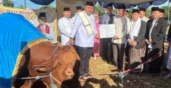 Penyerahan sapi bantuan Presiden oleh Bupati Bogor Rudy Susmanto kepada ketua DKM Masjid Nurul Wathon, Rabu 27 Mei 2026. (Sumber: Poskota/Giffar Rivana)