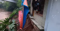 Kondisi rumah posisi belakang rumah sudah dalam keadaan menggantung karena longsor akibat hujan deras. (Sumber: Istimewa)