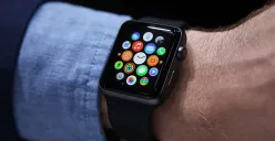 Apple Watch menghadapi persaingan baru dari perangkat wearable tanpa layar seperti smart ring dan gelang kesehatan berbasis AI yang kini semakin diminati pengguna. (Sumber: Dok/Apple)