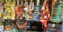 Udin, 47 tahun, pemilik Warung Madura di Jalan Duri Raya, Kebon Jeruk, Jakarta Barat, tengah melayani pembeli, Kamis, 28 Mei 2026. (Sumber: Poskota/Pandi Ramedhan)