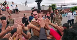 Bupati Bandung Barat, Jeje Ritchie Ismail menyapa anak-anak saat kunjungi Alun-Alun Lembang. (Sumber: Poskota/Gatot Poedji Utomo)