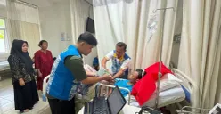 Tim Administrasi Kependudukan (Adminduk) Kecamatan Cikarang Pusat melakukan layanan jemput bola perekaman KTP elektronik bagi seorang pasien yang tengah menjalani perawatan di Rumah Sakit Harapan Keluarga, Jum'at, 29 Mei 2026. (Sumber: Pemkab Bekasi)