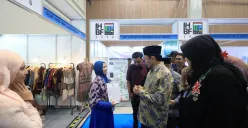 Salah seorang owner UMKM K-Wan, Ning Mardliyah (kerudung biru) bercengkerama dengan Menag Nasaruddin Umar (tengah) di depan booth Hub UMK Jakarta Raya saat berkeliling IHBF Expo 2026. (Sumber: Dok. PLN UID Jakarta Raya)