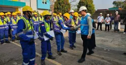 Senior Manager Konstruksi PLN UID Jakarta Raya, Hariadi Fitrianto memberikan apresiasi kepada petugas Yanbung atas dedikasi di lapangan. (Sumber: Dok. PLN UID Jakarta Raya)