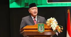 Pembekalan bagi wisudawan oleh  Drs. Moh. Jumhur Hidayat, M. Si Menteri Lingkungan Hidup Republik Indonesia, pada Wisuda Unas, di JICC Senayan, Minggu, 31 Mei 2026. (Sumber: Dok. Istimewa)
