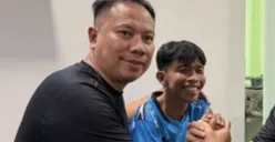 Dede Sunandar mendapat pertolongan medis setelah tersungkur dan tidak sadarkan diri saat bertanding tinju melawan Vicky Prasetyo di Kapolda Fighter Match 2026, Jambi. (Sumber: Instagram)