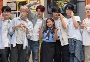 Komika Kiky Saputri saat bersama anggota grup idola K-Pop NCT Wish dalam acara Lapor Pak. (Sumber: Instagram/@kikisaputrii)