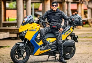 Om Daeng mengendari motor Yamaha XMAX TECHMAX dalam Jelajah Sulawesi sejauh 6.000 km selama 25 hari. (Sumber: Dok. Yamaha)