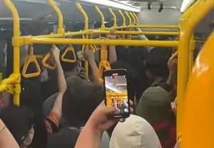 Potret saat terduga pelaku ketahuan lakukan tindakan asusila di bus Transjakarta. (Sumber: TikTok/@claud.in)