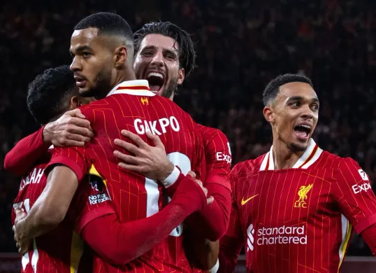 Klasemen sementara Liga Inggris pekan 13 setelah Arsenal, Chelsea dan Liverpool raih poin penuh. (Sumber: X/ Liverpool FC | Foto: Liverpool FC)