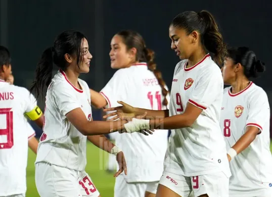 Para pemain Timnas Putri Indonesia merayakan gol Claudia Scheunemann ke gawang Singapura di semifinal Piala AFF Wanita 2024. (Sumber: Instagram @timnasindonesia)